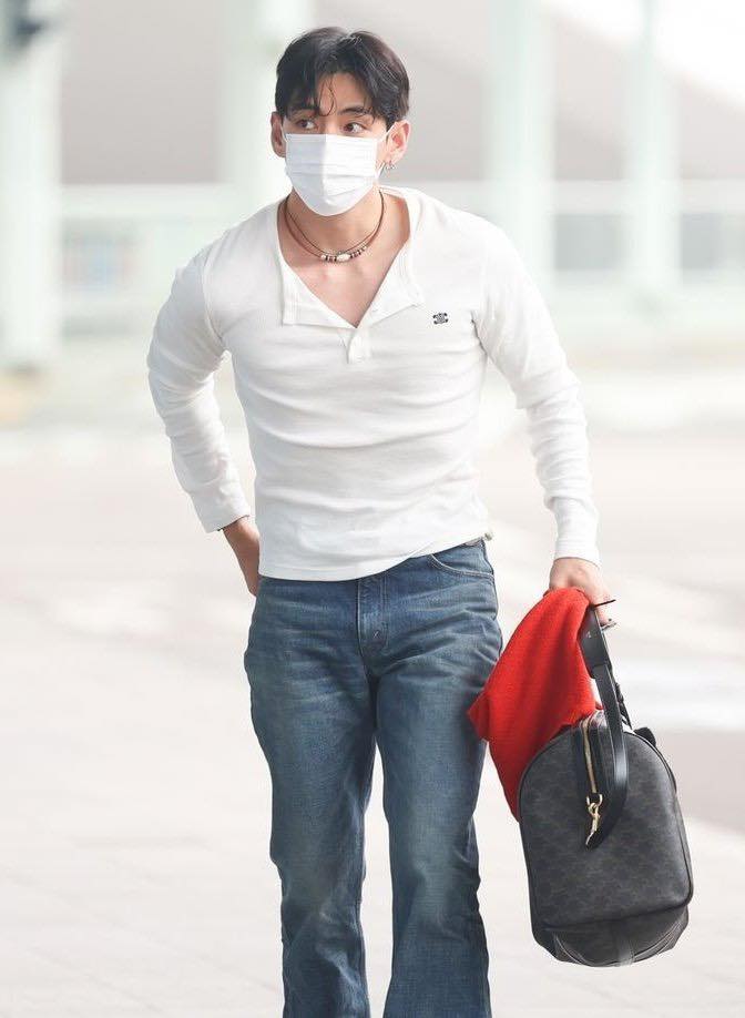 BTS V Heads to Paris for Fashion Show: Taehyung Urges ARMY to Stay Safe After Airport Chaos