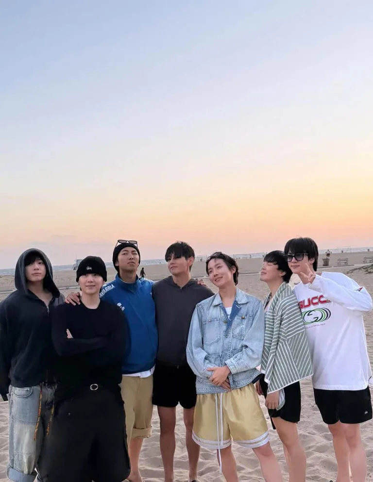 AA1KXD7DBTS JHope shares unseen photos of members: ARMYs React to the Adorable OT7 Moments BTS JHope shares unseen photos of members: ARMYs React to the Adorable OT7 Moments